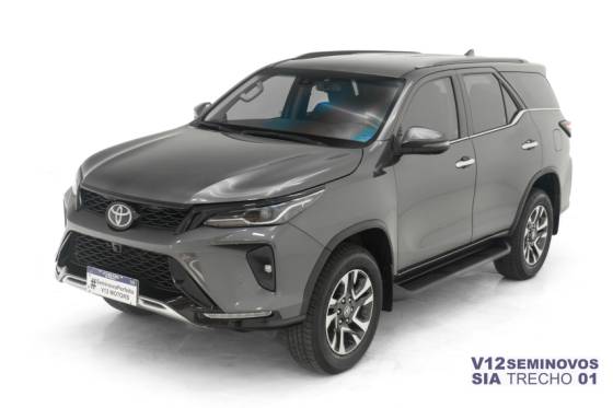 TOYOTA HILUX SW4 2.8 D-4D TURBO DIESEL SRX PLATINUM 7L 4X4 AUTOMÁTICO